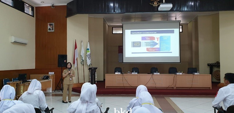 KEBIJAKAN PENGEMBANGAN KOMPETENSI PEGAWAI NEGERI SIPIL