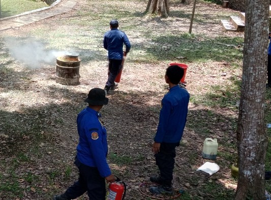Cegah Kebakaran di Kantor, BKPSDM Purworejo Gelar Pelatihan Pemadaman pada Orientasi PPPK