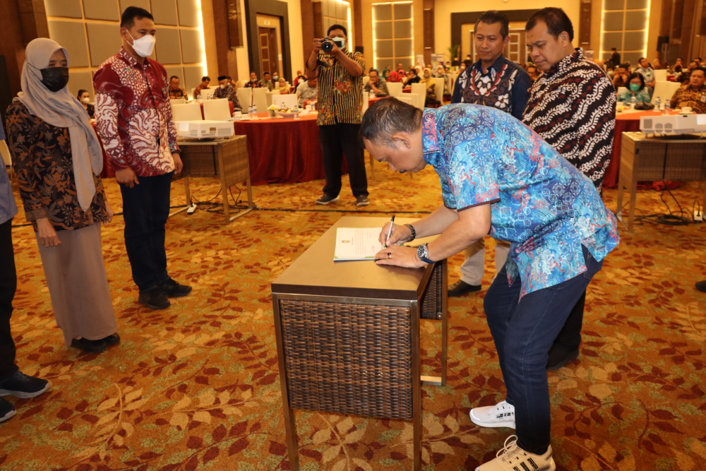 gambar_penandatanganan_komitmen_low.png